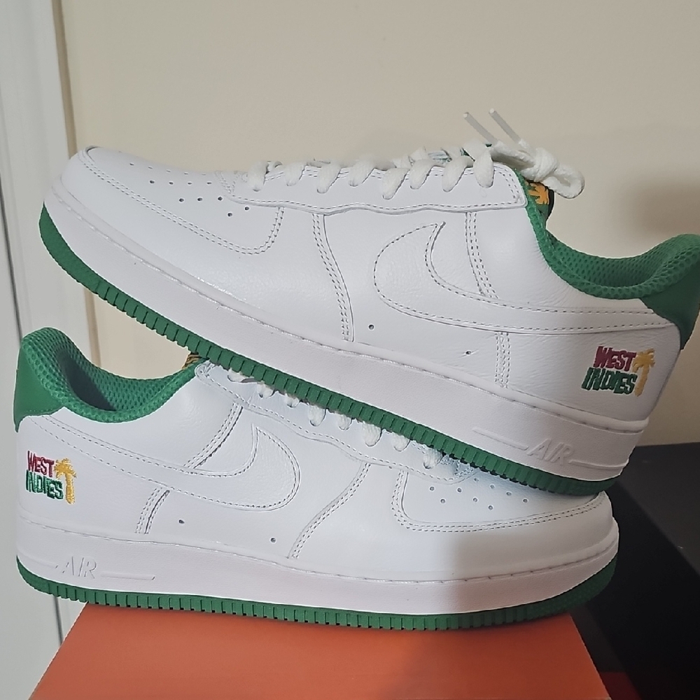Nike White and Green Sneakers